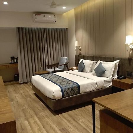 Pinnacle Grand Hotel Ahmedabad Eksteriør billede