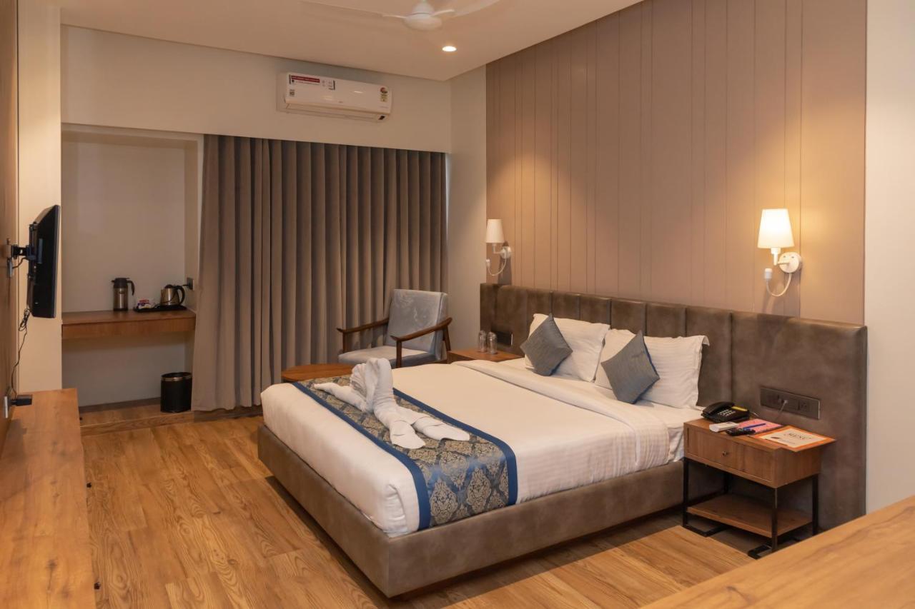 Pinnacle Grand Hotel Ahmedabad Eksteriør billede