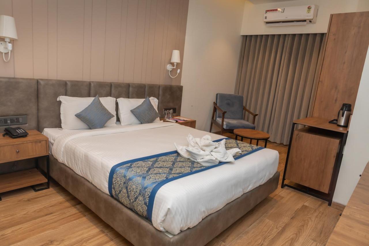 Pinnacle Grand Hotel Ahmedabad Eksteriør billede