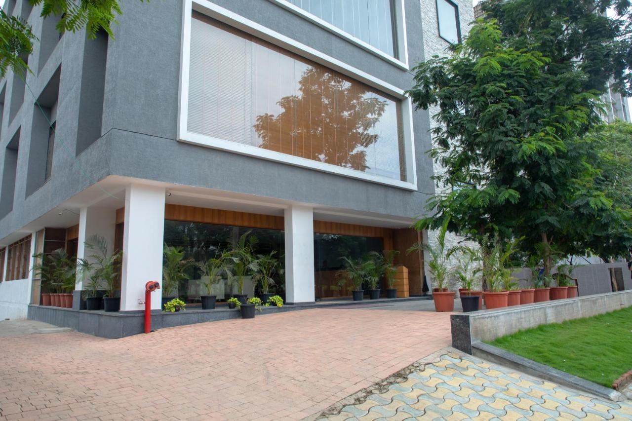 Pinnacle Grand Hotel Ahmedabad Eksteriør billede