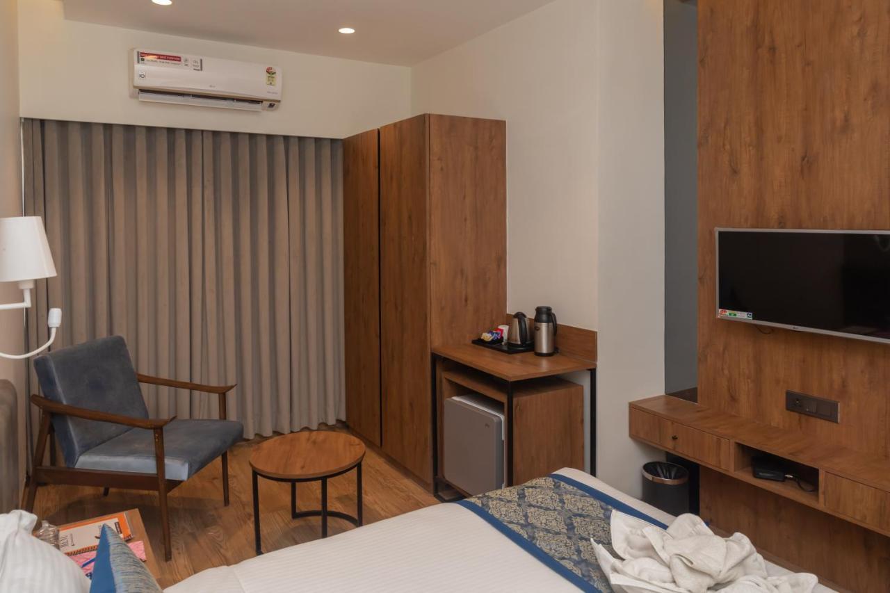 Pinnacle Grand Hotel Ahmedabad Eksteriør billede
