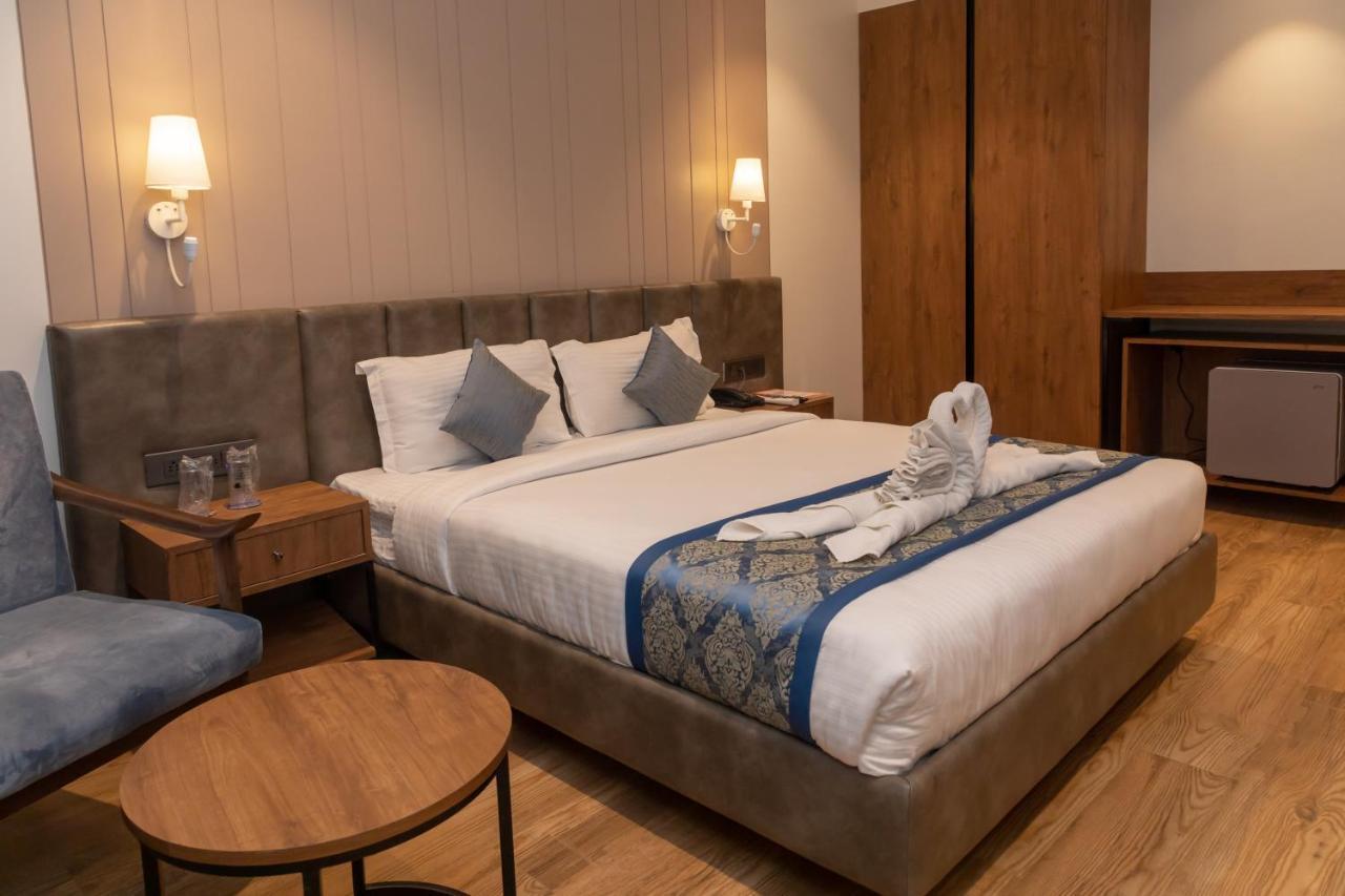 Pinnacle Grand Hotel Ahmedabad Eksteriør billede