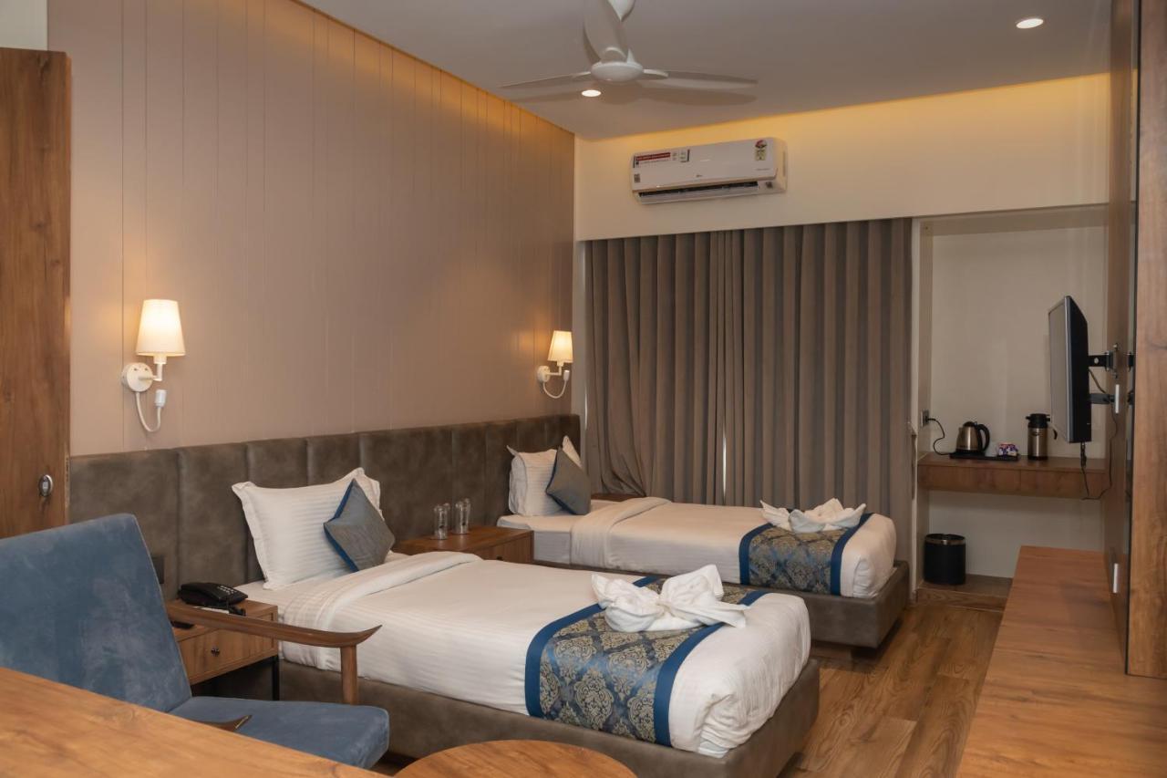 Pinnacle Grand Hotel Ahmedabad Eksteriør billede