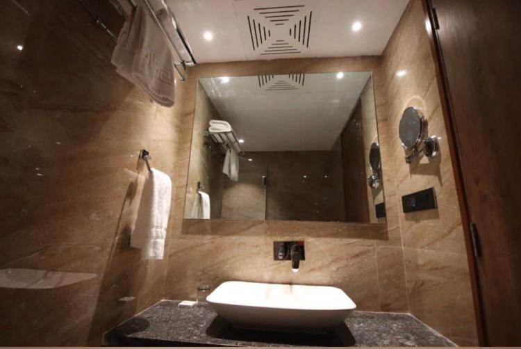Pinnacle Grand Hotel Ahmedabad Eksteriør billede