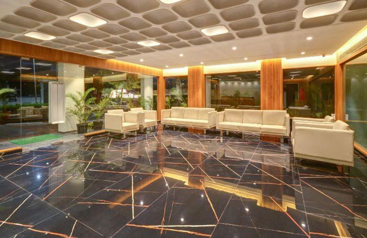 Pinnacle Grand Hotel Ahmedabad Eksteriør billede