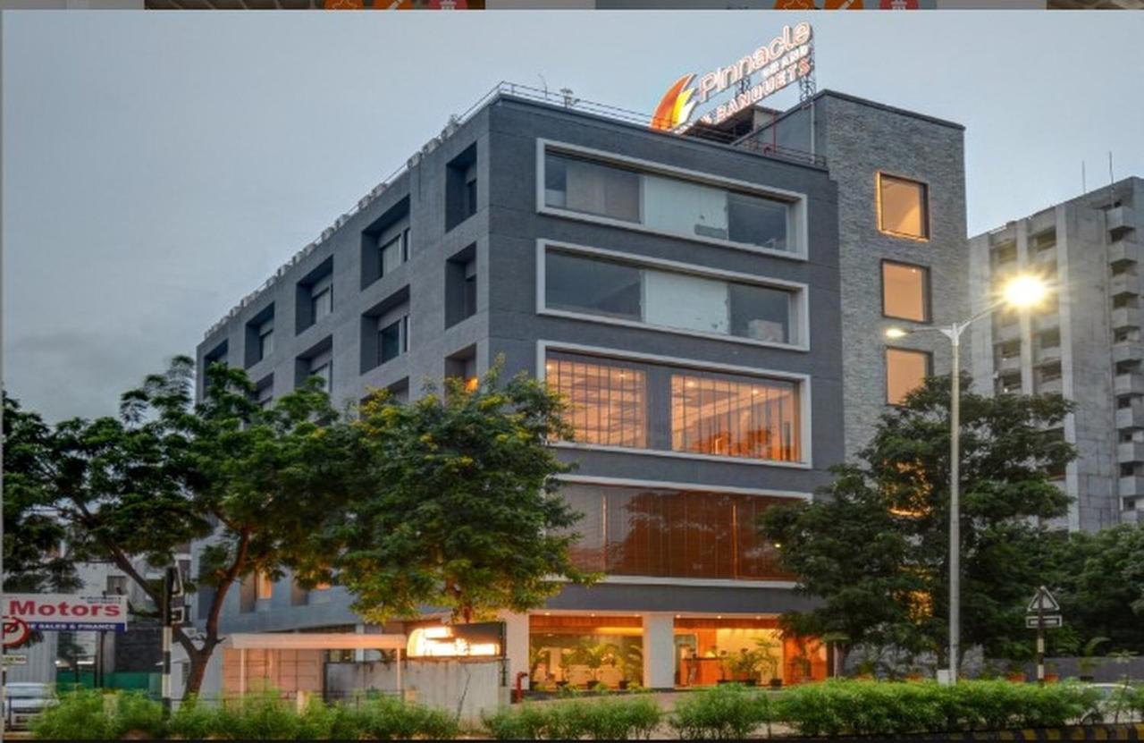 Pinnacle Grand Hotel Ahmedabad Eksteriør billede