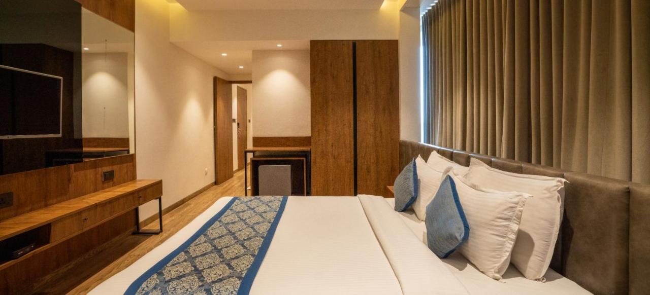 Pinnacle Grand Hotel Ahmedabad Eksteriør billede