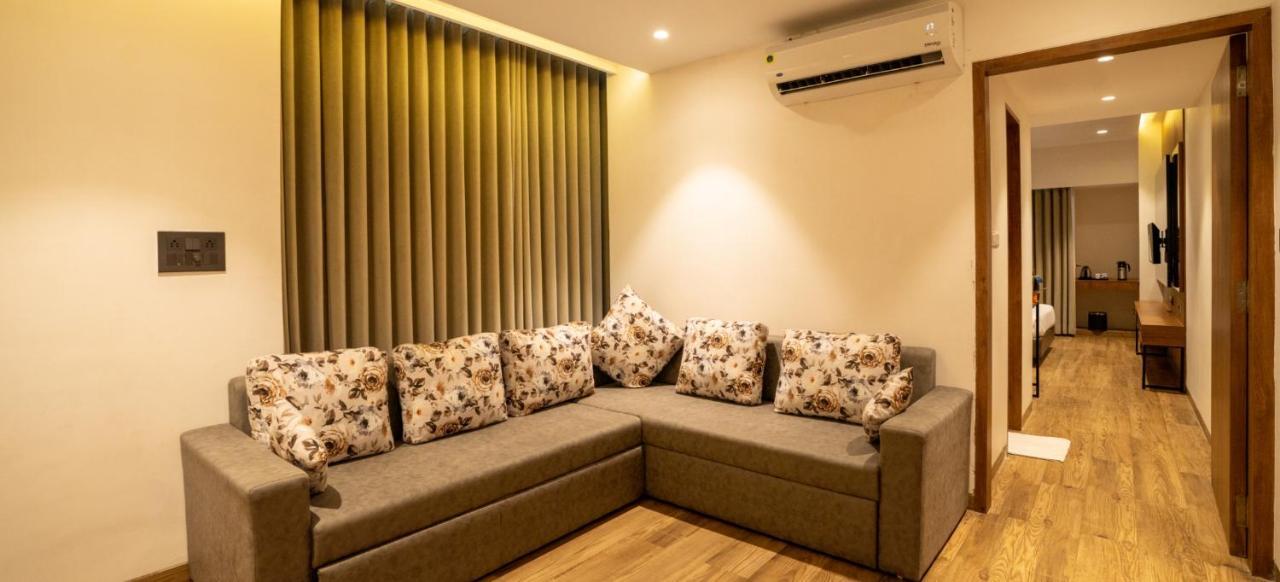 Pinnacle Grand Hotel Ahmedabad Eksteriør billede