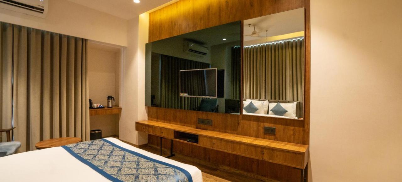 Pinnacle Grand Hotel Ahmedabad Eksteriør billede