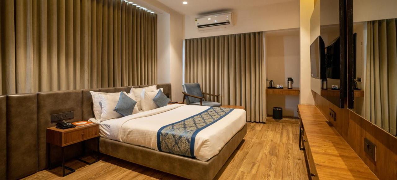 Pinnacle Grand Hotel Ahmedabad Eksteriør billede