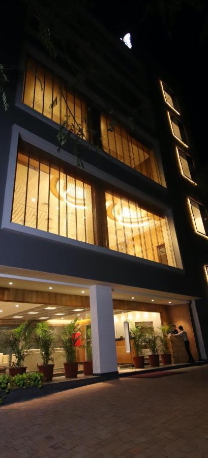 Pinnacle Grand Hotel Ahmedabad Eksteriør billede
