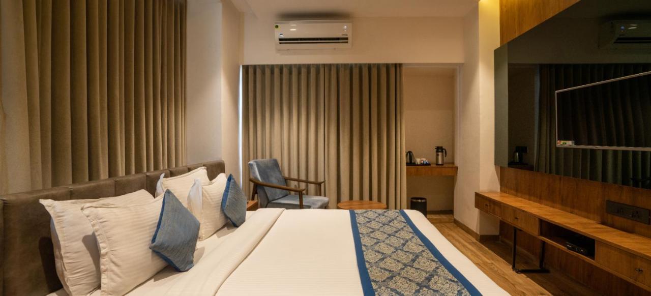 Pinnacle Grand Hotel Ahmedabad Eksteriør billede