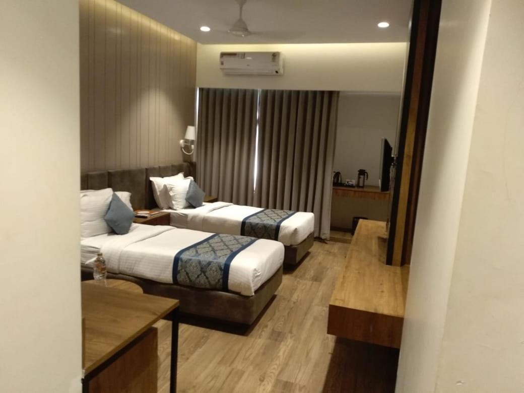 Pinnacle Grand Hotel Ahmedabad Eksteriør billede