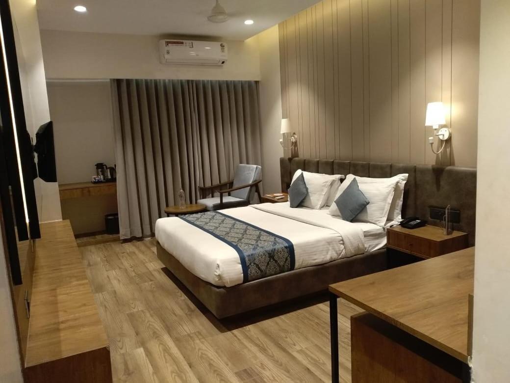 Pinnacle Grand Hotel Ahmedabad Eksteriør billede